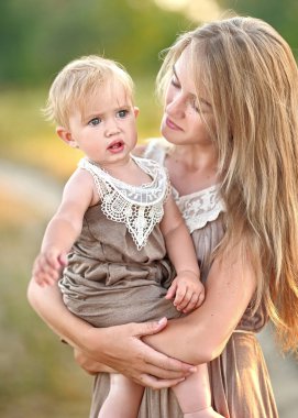 doğa yaz aylarında iki kız kardeş portresi