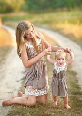 doğa yaz aylarında iki kız kardeş portresi