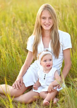 doğa yaz aylarında iki kız kardeş portresi