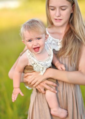 doğa yaz aylarında iki kız kardeş portresi