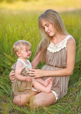 doğa yaz aylarında iki kız kardeş portresi