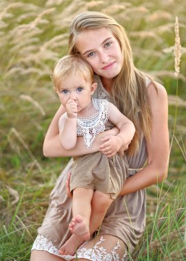 doğa yaz aylarında iki kız kardeş portresi