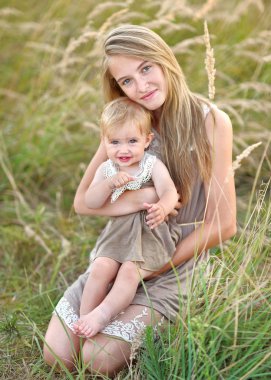 doğa yaz aylarında iki kız kardeş portresi