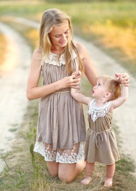 doğa yaz aylarında iki kız kardeş portresi