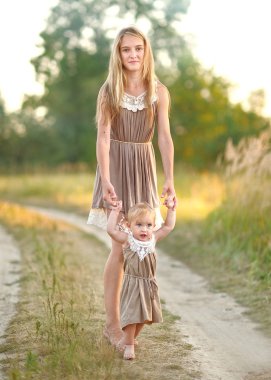 doğa yaz aylarında iki kız kardeş portresi