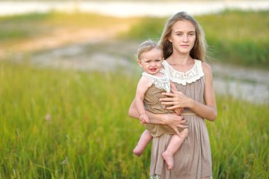doğa yaz aylarında iki kız kardeş portresi