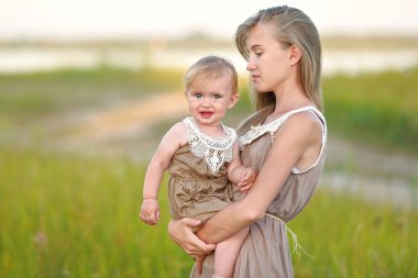 doğa yaz aylarında iki kız kardeş portresi