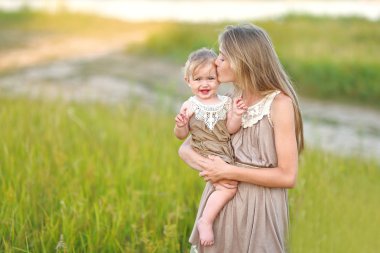 doğa yaz aylarında iki kız kardeş portresi