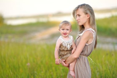 doğa yaz aylarında iki kız kardeş portresi
