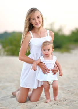 doğa yaz aylarında iki kız kardeş portresi