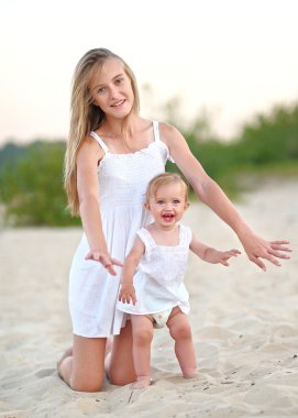 doğa yaz aylarında iki kız kardeş portresi