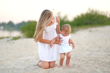 doğa yaz aylarında iki kız kardeş portresi