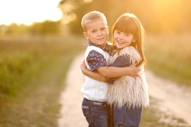 bir yaz aylarında kız erkek portresi 