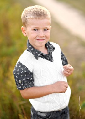 Bir çocuk üzerinde yaz tatil portresi 