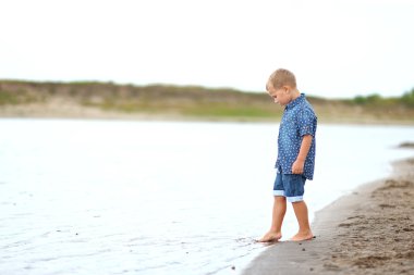 Yaz aylarında sahilde çocuk portresi