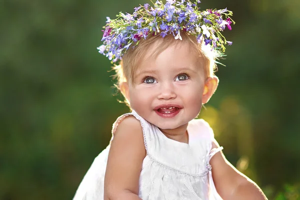 Retrato de niña al aire libre en verano —  Fotos de Stock