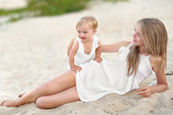 Retrato de dos hermanas en la naturaleza verano — Foto de Stock