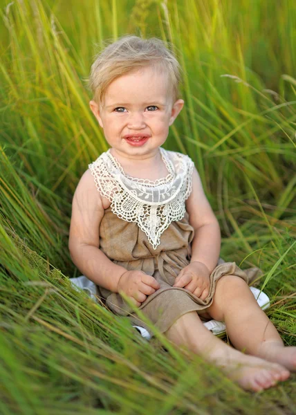 Retrato de niña al aire libre en verano — Foto de Stock