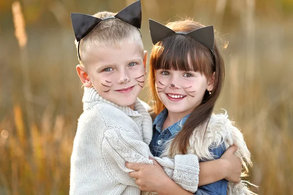 Porträtt av en pojke-flicka i en sommar skog — Stockfoto