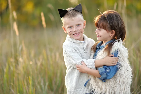 Porträtt av en pojke-flicka i en sommar skog — Stockfoto