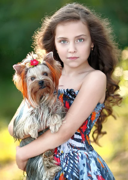 Retrato de una hermosa niña de moda — Foto de Stock