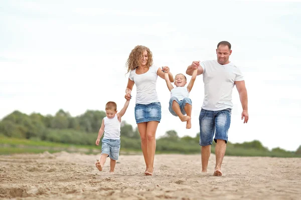 Portret van een gelukkige familie in de zomer natuur — Stockfoto