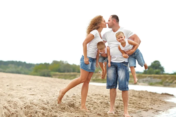 Retrato de una familia feliz en verano naturaleza — Foto de Stock
