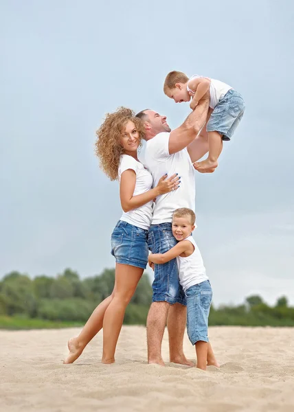 一个幸福的家庭，在夏季自然的肖像 — 图库照片