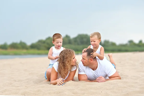 Porträtt av en lycklig familj sommaren natur — Stockfoto