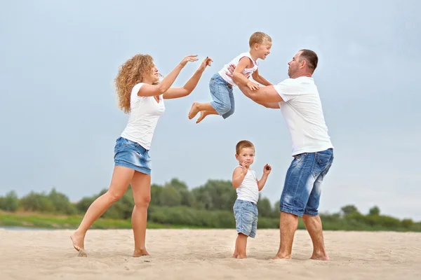 Retrato de una familia feliz en verano naturaleza —  Fotos de Stock