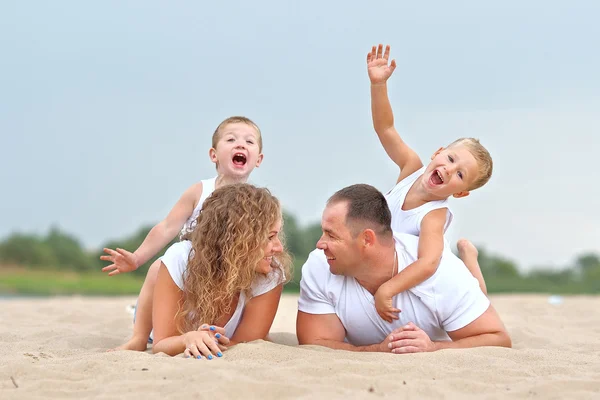 一个幸福的家庭，在夏季自然的肖像 — 图库照片