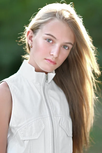 Retrato de una hermosa chica de moda — Foto de Stock