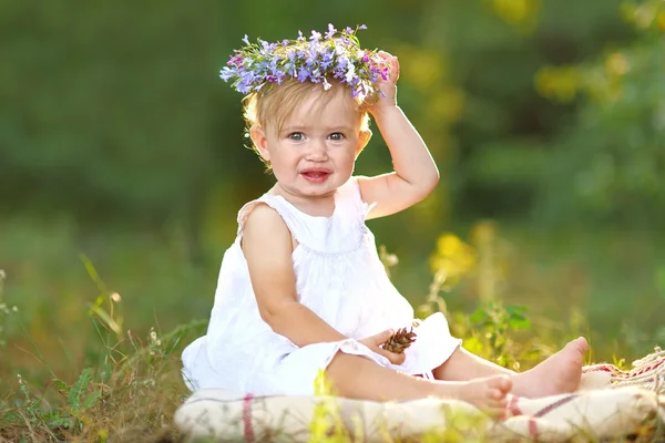 Portret van klein meisje buiten in de zomer — Stockfoto