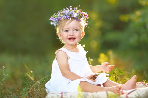 Portret van klein meisje buiten in de zomer — Stockfoto