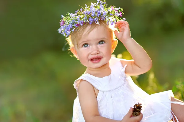 Ritratto di bambina all'aperto in estate — Foto Stock