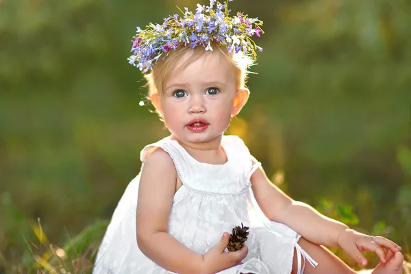 Retrato de niña al aire libre en verano — Foto de Stock