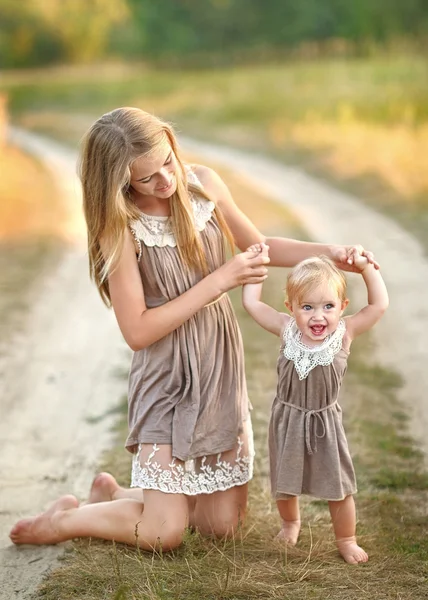 doğa yaz aylarında iki kız kardeş portresi