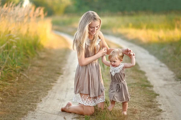 Portrait of two sisters in nature summer — Stock Photo, Image