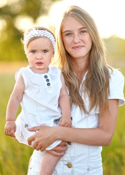 Porträtt av två systrar i naturen sommaren — Stockfoto