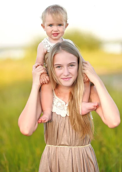 Portrait of two sisters in nature summer — Stock Photo, Image