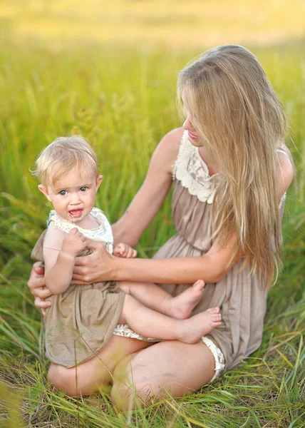 doğa yaz aylarında iki kız kardeş portresi