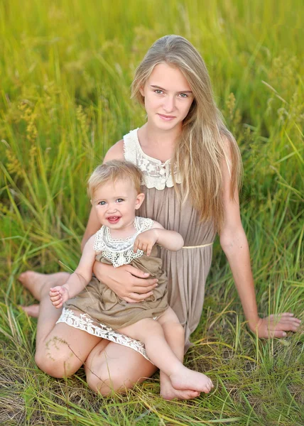 Portrait of two sisters in nature summer — Stock Photo, Image