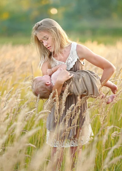 Portrait of two sisters in nature summer — Stock Photo, Image