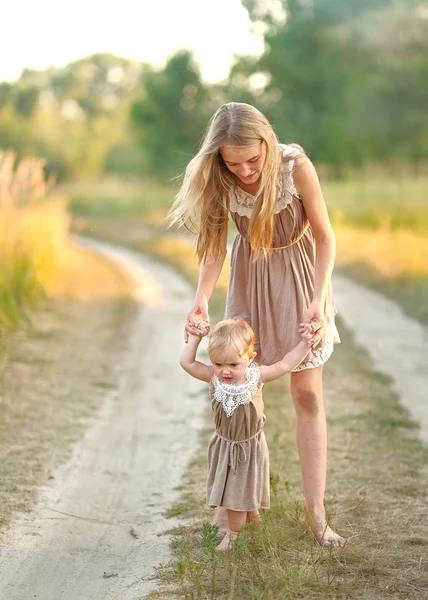 Porträtt av två systrar i naturen sommaren — Stockfoto