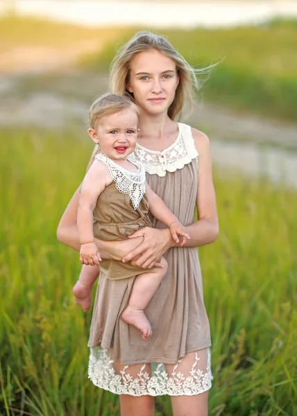 doğa yaz aylarında iki kız kardeş portresi