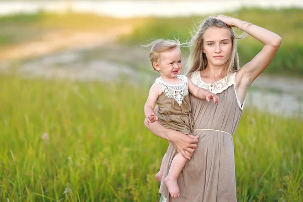 Porträtt av två systrar i naturen sommaren — Stockfoto