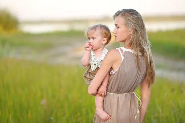 Retrato de dos hermanas en la naturaleza verano — Foto de Stock