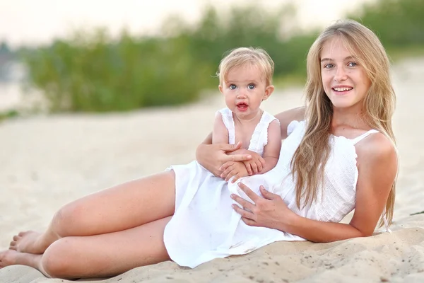 Portrait of two sisters in nature summer — Stock Photo, Image