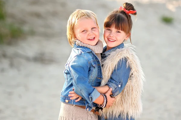 Portrait de deux filles copines — Photo