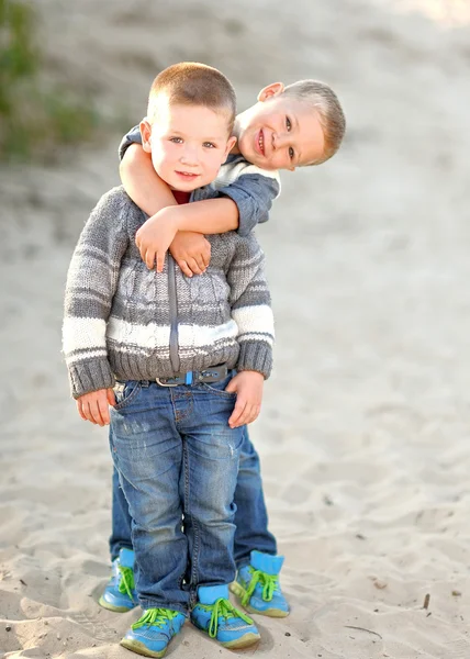 Retrato de dois meninos no verão de amigos — Fotografia de Stock